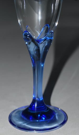 Niet of onleesbaar gesigneerd - 11 Zeldzame vintage saffierblauwe Franse tulp champagneglazen & wijnglazen kopen? Bied vanaf 1!