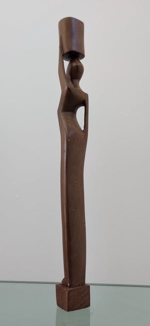 Niet of onleesbaar gesigneerd - groot houten beeld, slanke Afrikaanse dame met pot op het hoofd kopen? Bied vanaf 1!