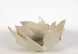 Carla van Ouwenaller - Aardewerk, Lot van drie schalen in de vorm van bladeren kopen? Bied vanaf 35!