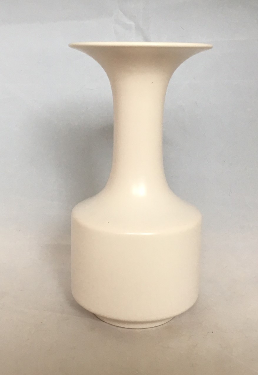 Plateelbakkerij Flora - Witte platelen trompetvaas verkocht voor € 15!