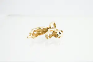 157-  Massief 18 krt geel-gouden Panter hanger - met diamant & saffier kopen? Bied vanaf 270!