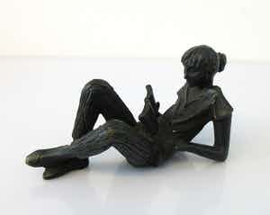 Niet of onleesbaar gesigneerd - Bronzen figuur van een meisje dat een boek leest verkocht voor € 1!