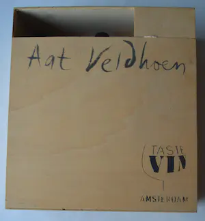 Aat Veldhoen - Kist wijn met etiketten van Aat Veldhoen! kopen? Bied vanaf 50!