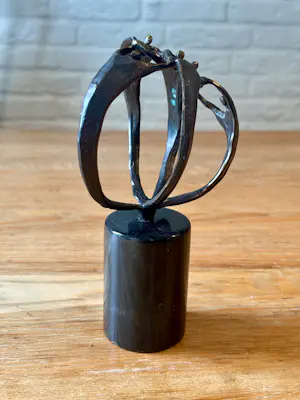 AcheterCorry Ammerlaan - Brons sculptuur getiteld "Samenwerking", rustend op een zwarte marmeren sokkel? Enchérissez de 45!