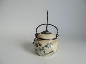 Niet of onleesbaar gesigneerd - Chinees porselein potje met decoratie en karakters kopen? Bied vanaf 10!