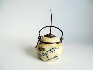 Niet of onleesbaar gesigneerd - Chinees porselein potje met decoratie en karakters verkocht voor € 10!