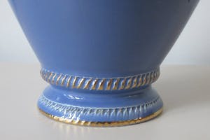 Plateelbakkerij Zuid-Holland - Korenblauwe platelen vaas met vergulde geribde randen kopen? Bied vanaf 1!