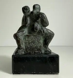 Karin Beek - bronzen sculptuur | 'Familie op een bank' kopen? Bied vanaf 100!
