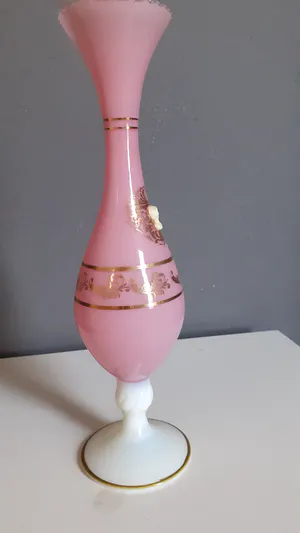 Cristallerie de Portieux - Roze melkglas vaas beschilderd met bladgoud en Camee dame erop kopen? Bied vanaf 1!