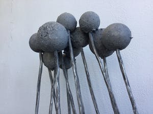 Willy Ceysens - Sculptuur ronde betonnen bollen kopen? Bied vanaf 100!