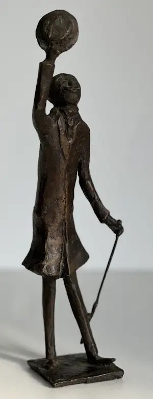 Theo van der Nahmer - Bronzen sculptuur | 'Man met hoed en paraplu ' / Flaneur' | 1968 kopen? Bied vanaf 400!