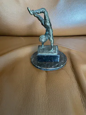 Brons (Onbekend) - Prachtig beeldje - Kind dat handstand doet kopen? Bied vanaf 30!