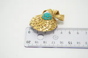 52- Vintage fifties 18Krt gouden fantasie broche met strik en turqoise steentjes kopen? Bied vanaf 940!