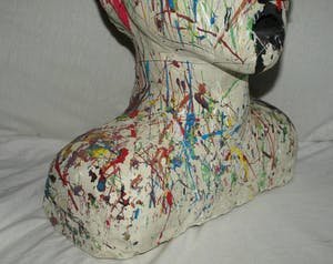 Niet of onleesbaar gesigneerd - Beeld van beton , ‘Hoofd met open schedelhelft’ - beschilderd kopen? Bied vanaf 1!