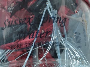 Niet of onleesbaar gesigneerd - Installatie-kunst , Paraplu + Watertank – ca 2003 kopen? Bied vanaf 1!