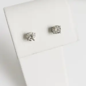Diamanten oorknopjes 0,86 ct kopen? Bied vanaf 825!