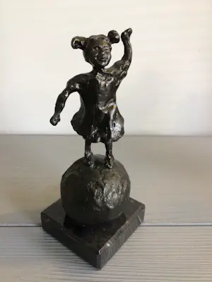Astrid Veldhuyzen-Koppen - Sculptuur “ Vrolijk meisje op bal “. kopen? Bied vanaf 79!