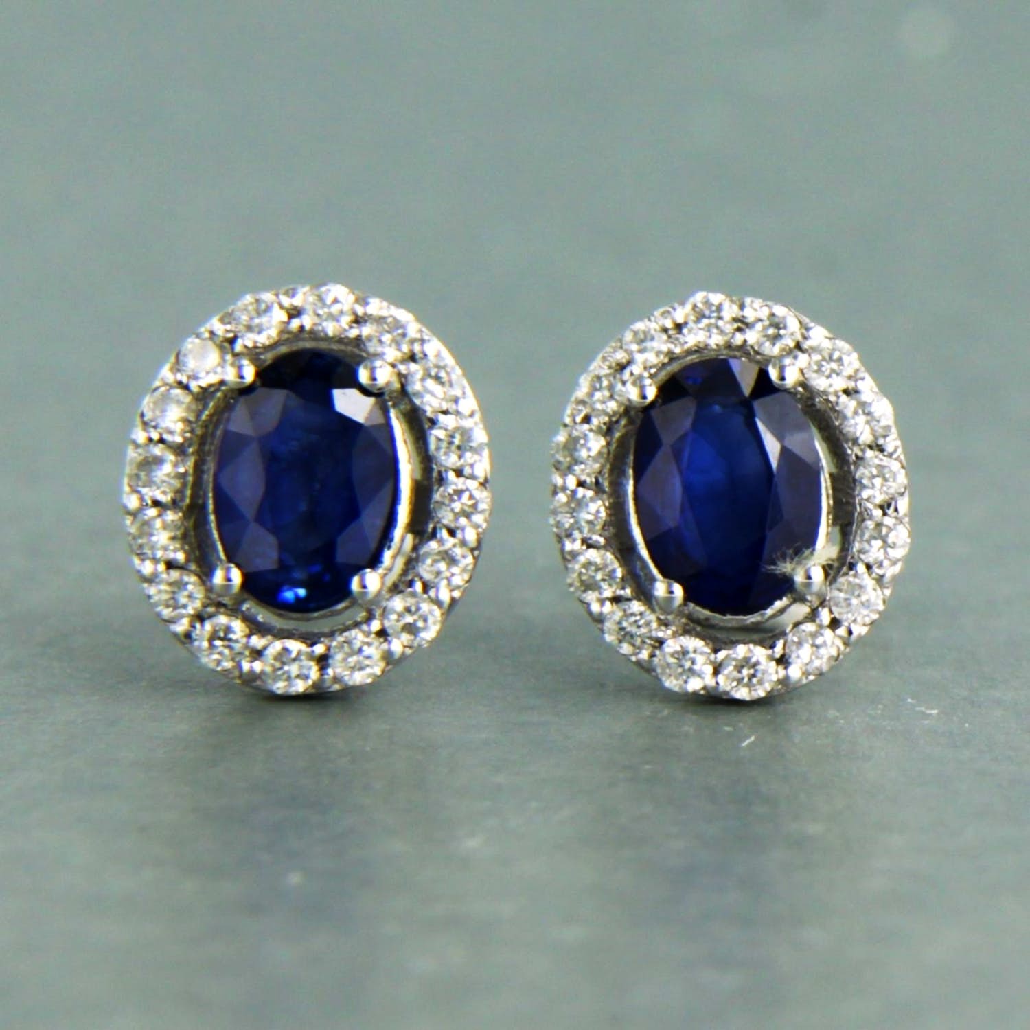 14k wit gouden oorknoppen met saffier  en briljant geslepen diamant 0.24ct kopen? Bied vanaf 390!
