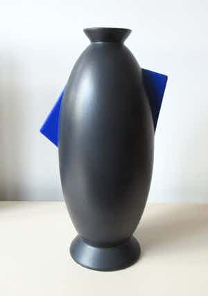 Niet of onleesbaar gesigneerd - Grote Memphis stijl design vaas verkocht voor € 1!