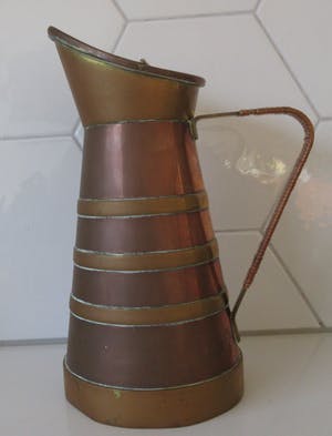 Niet of onleesbaar gesigneerd - Art deco rood en geel koperen dekselkan met rieten handvat J.N. Meeuws S. Hage kopen? Bied vanaf 1!