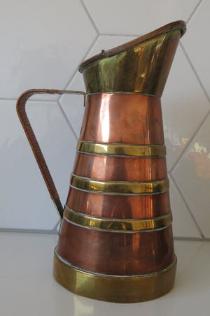 Niet of onleesbaar gesigneerd - Art deco rood en geel koperen dekselkan met rieten handvat J.N. Meeuws S. Hage kopen? Bied vanaf 1!