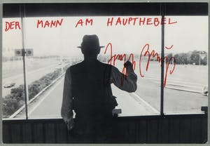 Joseph Beuys - Gesigneerde postkaart, Der Mann am Haupthebel kopen? Bied vanaf 1!