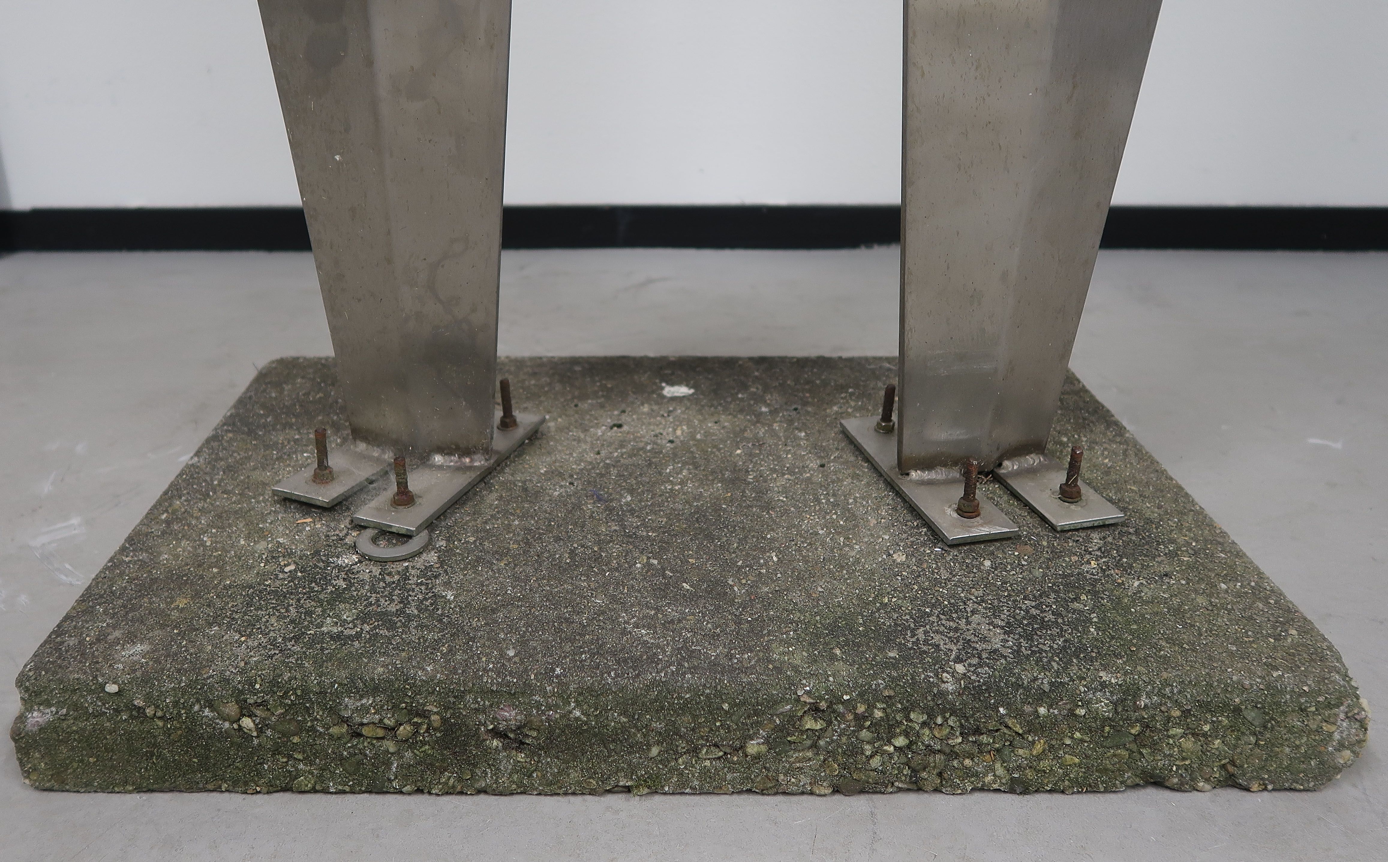 Niet of onleesbaar gesigneerd - Aluminium paar op voet van cement (Zeer groot en zwaar) kopen? Bied vanaf 1!