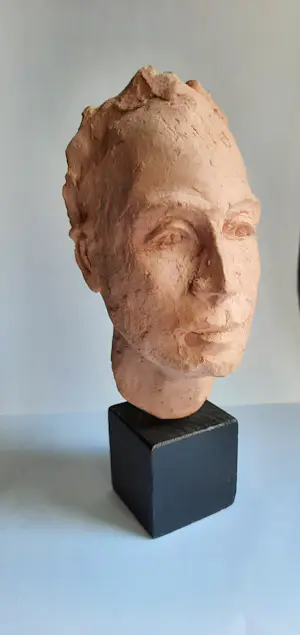 Niet of onleesbaar gesigneerd - Portret in klei kopen? Bied vanaf 1!