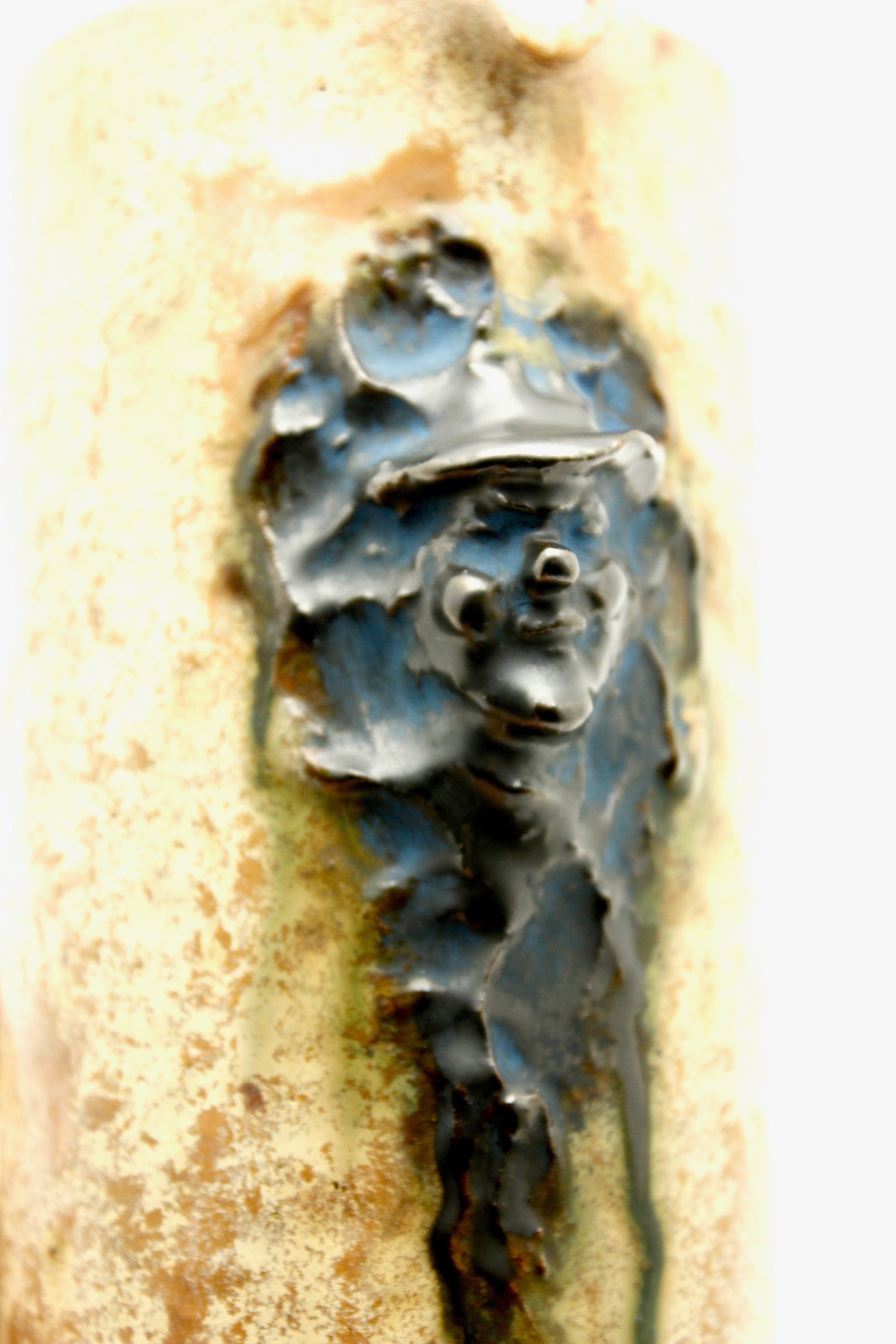 Sylvain Hublet - Art deco karaf met relief decor van een lachende figuur -1930's kopen? Bied vanaf 14!