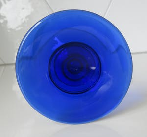 Niet of onleesbaar gesigneerd - Twee art deco stijl wijnglaasjes met blauwe voet kopen? Bied vanaf 1!