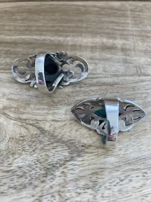 Een Lotje van twee zilveren ringen met kleursteen kopen? Bied vanaf 29!