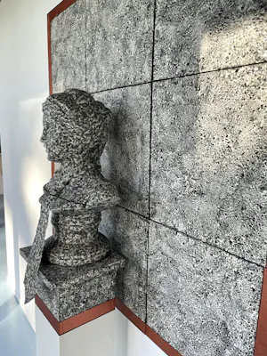 Michel Kourline - Tweedelig kunstobject in gemengde techniek, La femme à la cravate (Groot) kopen? Bied vanaf 450!