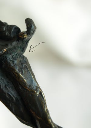 Corry Ammerlaan - Beeldje van verbronsd tin op kunstmarmeren voet , “CliniClown“ , Clown met hoed kopen? Bied vanaf 25!