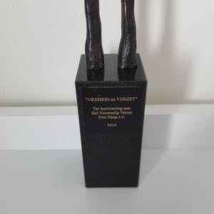 Hans Kuyper - Verbronsd sculptuur op sokkel; Op weg naar het nieuwe. kopen? Bied vanaf 10!
