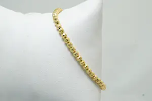 83 - Elegante 18Krt geelgouden armband met gegraveerde balletjes kopen? Bied vanaf 260!