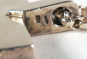 Ton van den Hout - Lot zilver (925) - Twee colliers met hangers en een lepel kopen? Bied vanaf 100!