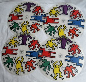 Keith Haring - 4x Placemat – 2002 – doorsnede 33,5 cm kopen? Bied vanaf 10!