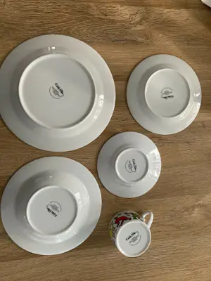 Keith Haring - Servies: 3 verschillende maten borden, 1 koffiekop en schotel kopen? Bied vanaf 250!