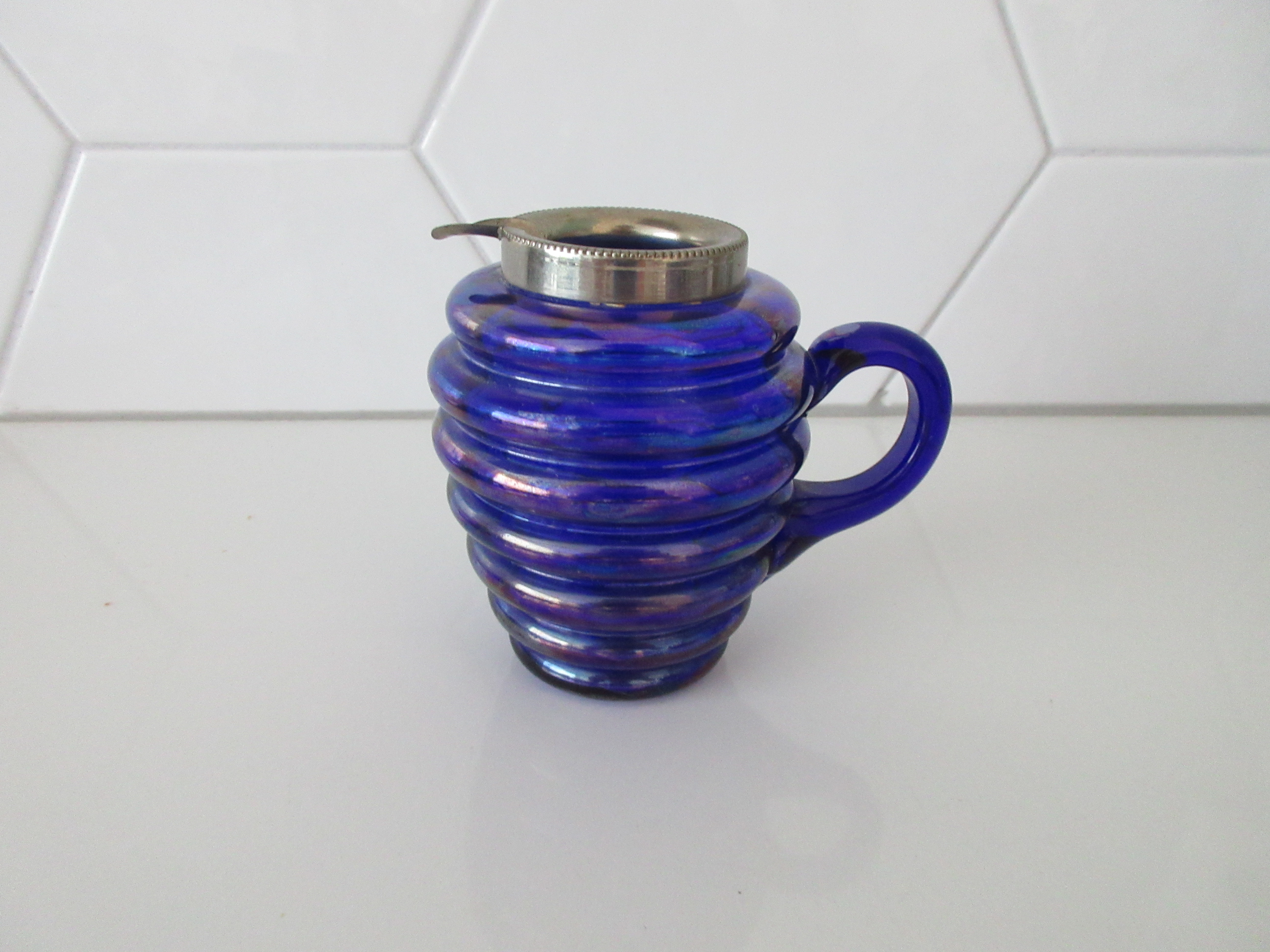 Niet of onleesbaar gesigneerd - Irise cobalt blauw geribbeld art nouveau glazen kannetje en beker met hengsel kopen? Bied vanaf 1!