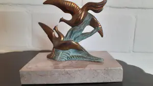 Niet of onleesbaar gesigneerd - ( naar Rochard ) Twee vechtende pauwen in boomstronk, brons/marmer kopen? Bied vanaf 1!