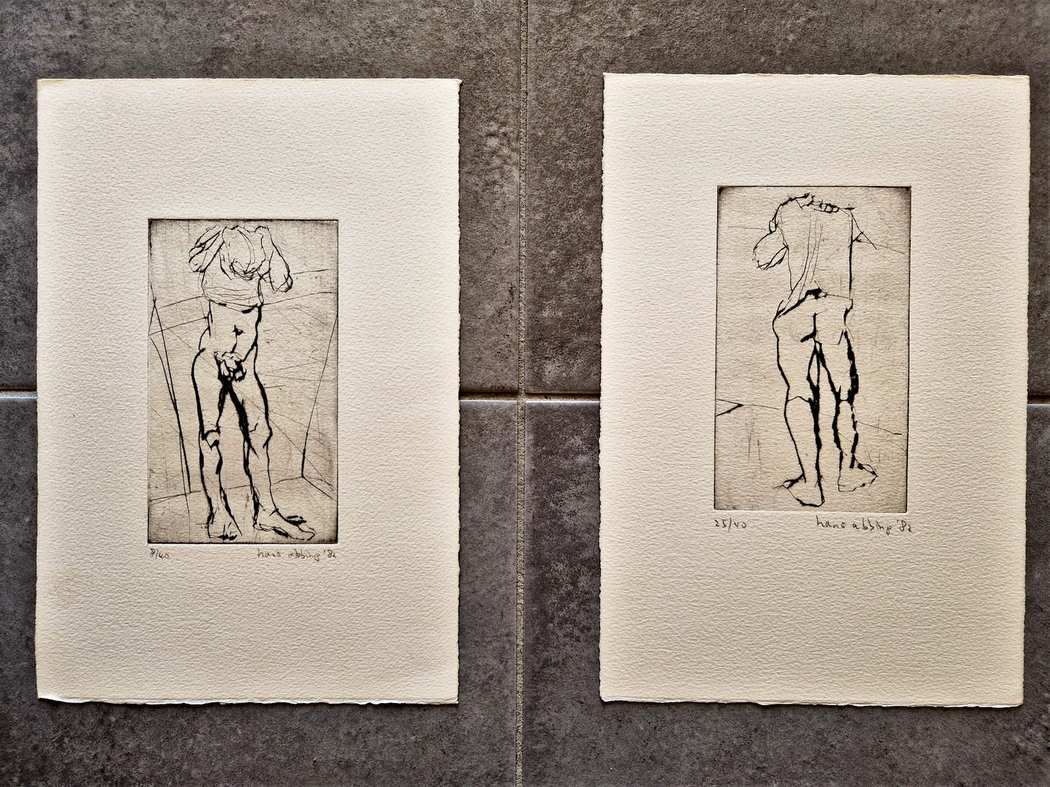 Hans Abbing - TWEE (2) karakteristieke - kleine oplage (nr 8 en 25 van 40) ETS "aankleden" kopen? Bied vanaf 34!