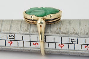 1274 - Aparte 14krt gouden dames ring met handgesneden groene steen (Jade?) kopen? Bied vanaf 85!