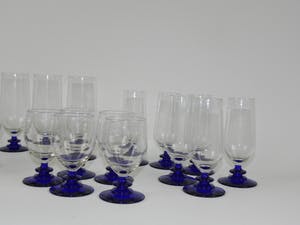 Niet of onleesbaar gesigneerd - 27 Art Deco achtige glazen met blauwe voet kopen? Bied vanaf 1!