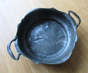 Franse Art nouveau tinnen hengselschaal verkocht voor € 1!