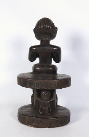 Dogon - Houten beeld van man op kruk met een watervat kopen? Bied vanaf 1!