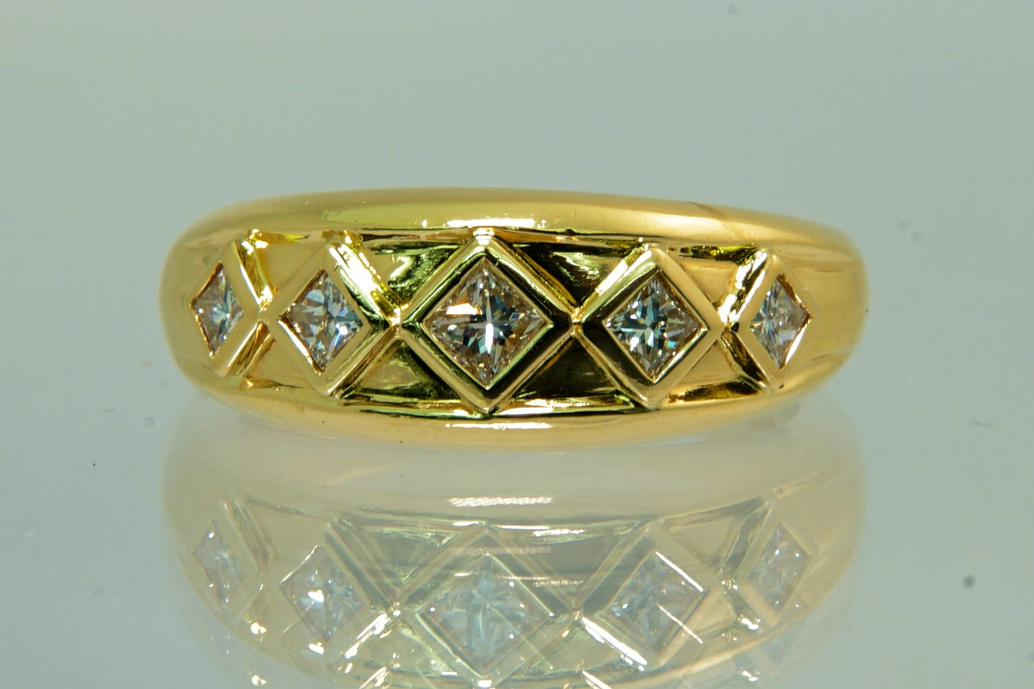 91- Zo goed als nieuwe 18 Krt gouden fantasie ring met 5 princess cut diamanten kopen? Bied vanaf 600!