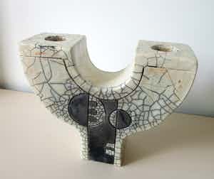 Niet of onleesbaar gesigneerd - XL Raku Keramische Dubbele Kandelaar met Brutalistische decoratie verkocht voor € 1!