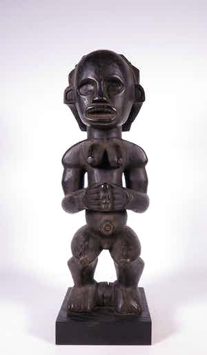 Fang Ntumu - Hout en koper, Staand vrouwenfiguur verkocht voor € 1!