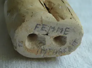 Niet of onleesbaar gesigneerd - Keramieken beeldje , Femme imparfaite – gesigneerd ‘T.S’ kopen? Bied vanaf 1!