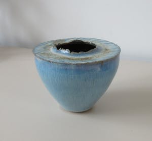 Ed Meissenberg - Steengoed vaasje met opengewerkte opening kopen? Bied vanaf 32!